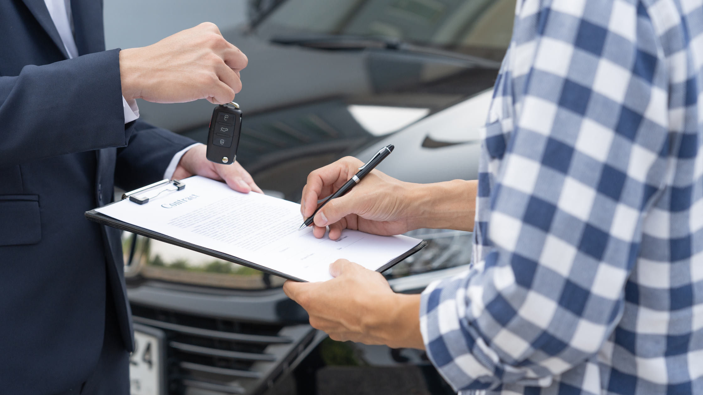 persona-entregando-coche-a-credito-automotriz